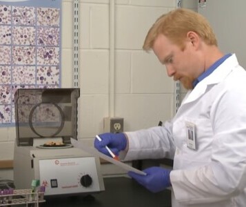 Клиника лечения наркозависимости в городе Валуйки Врач в кабинете клиники