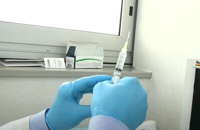 Проведение кодирования Вивитролом в городе Валуйки Шприц с Вивитролом в руках у врача